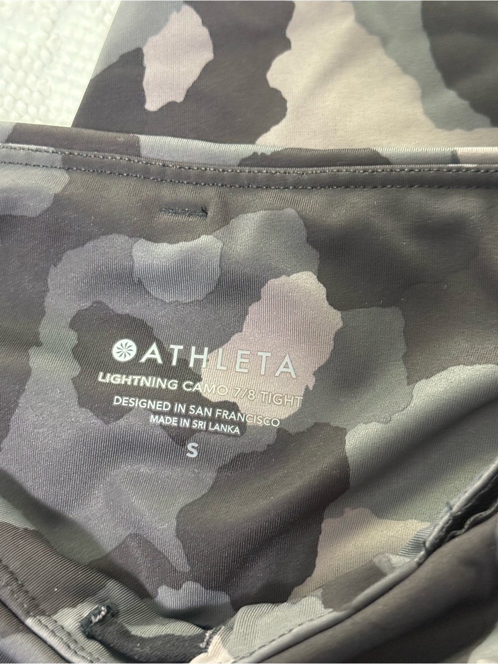 Athleta Lightning Camo 7/8 Tight Grey Black Camouflage Leggings S 487500‎ FA19 - Picture 2 of 3